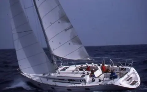 Un voilier navigue sur une mer agitée, ses voiles gonflées par le vent. Un rêve au soleil, 28 avis sur cette belle journée.