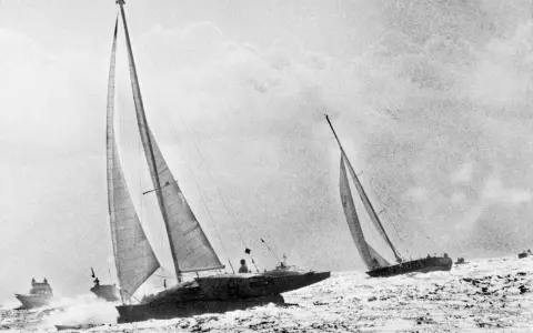 Course de voiliers en pleine mer, avec Michel Malinovsky à la barre d'un des bateaux.