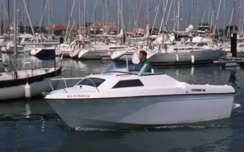 Bateau Beneteau California 520 en navigation. Fiche technique à découvrir pour ce modèle de plaisance.