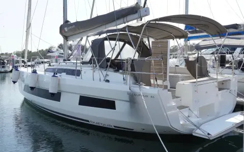 Un voilier Dufour 41 amarré, prêt pour l'aventure. Les avis sur ce modèle Dufour 36 classic sont élogieux.