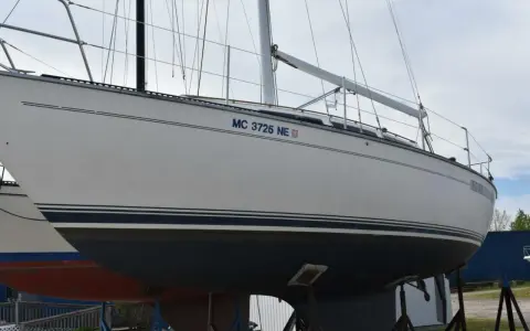 Voilier blanc MC 3725 NE, prêt pour l'aventure sur l'eau.