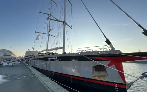 Le voilier "Grain de Sail II" est amarré au quai, prêt pour sa prochaine aventure.