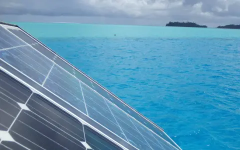 Panneau solaire bateau, quelle puissance pour naviguer en autonomie ? L'eau turquoise et les îles au loin invitent au voyage.