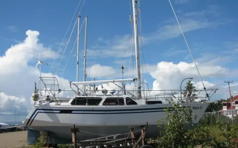 Le voilier "Amiro III" est sur des chandelles, prêt pour l'hiver. Gilbert Caroff admire son bateau.