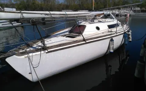 Voilier blanc, prêt pour de nouvelles aventures. Un super challenger attendant son équipage pour naviguer.
