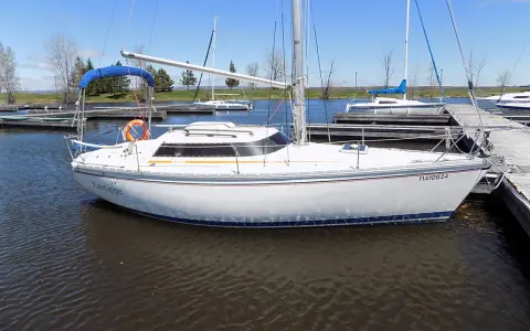Un voilier blanc, le "Xantippe", est amarré dans un port. Ce bateau de fantasia attend de prendre le large.