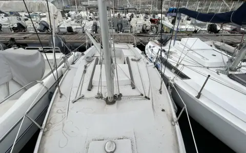 Vue du pont d'un voilier Jeanneau Flirt, prêt pour l'aventure. La fiche technique de ce bateau promet de belles navigations.