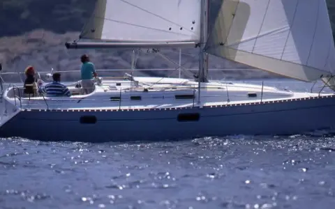 Voilier Oceanis 351 en navigation. La fiche technique de ce bateau est impressionnante.
