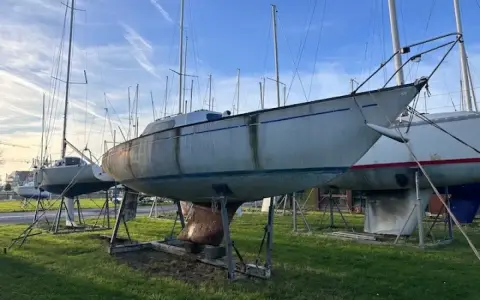 Voiliers sur cale, prêts pour le départ. Le **mallard start 7** est prêt à prendre la mer.
