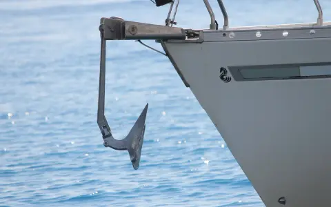 Ancre de bateau prête à être déployée. Elle montre comment fonctionne une ancre de bateau : elle s'enfonce dans le fond marin pour stabiliser le navire.