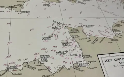 Carte des courants marins de Bretagne et des îles Anglo-Normandes, indiquant les heures et les vitesses des marées.