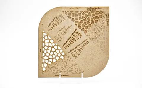 Échantillon de gravure et de découpe sur bois, étape 23 fiche technique. Motifs géométriques et tailles de police variés.