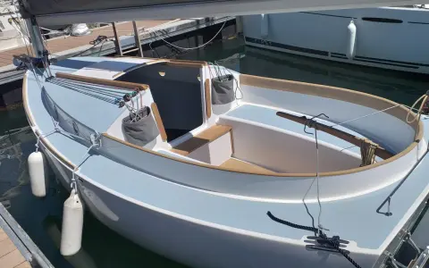 Un voilier Pabouk 700 bleu clair et blanc, prêt à naviguer, amarré à quai.