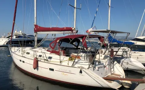 Voilier Océanis 411 Clipper, prêt pour l'aventure. Sa fiche technique promet de belles navigations.