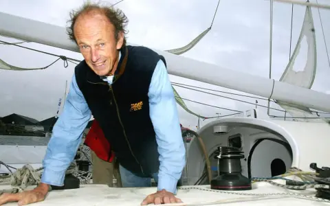 Mike Birch, le navigateur, sur le pont d'un voilier, prêt pour l'aventure.
