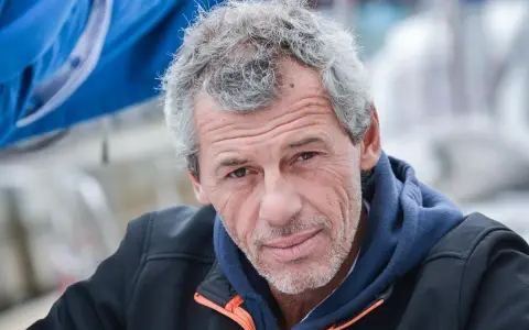 Portrait de Sébastien Destremau, skipper au regard déterminé, prêt pour une nouvelle aventure en mer.