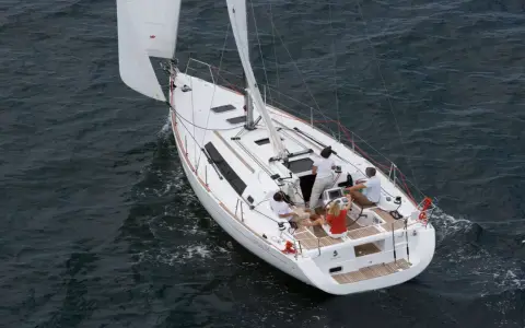 Un voilier Oceanis 34 navigue sur une mer agitée. Les avis sur ce bateau sont positifs, il offre une belle expérience de navigation.