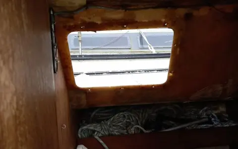 Intérieur d'un Kelt 760, vue par l'ouverture, avec des cordages rangés.