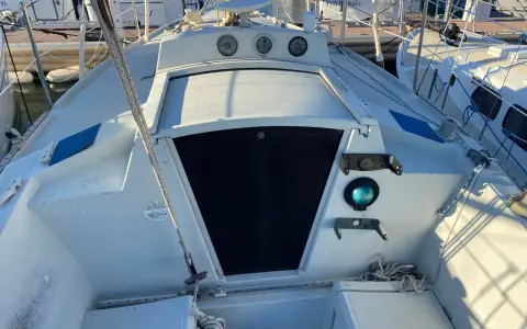 Vue du pont d'un voilier Dufour 27, avec instruments de navigation et cordages. Les avis sur ce modèle sont généralement positifs.