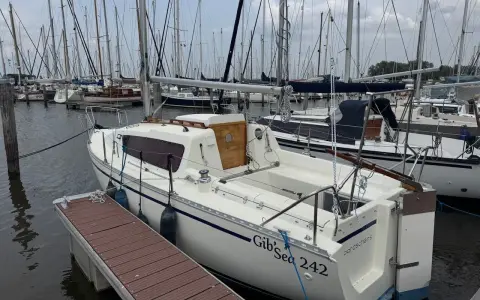 Le voilier Gib'Sea 242, prêt pour l'aventure. Fiche technique disponible pour ce modèle.