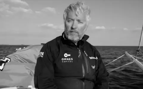 Le navigateur Yvan Bourgnon, le regard déterminé, sur son bateau en pleine mer.