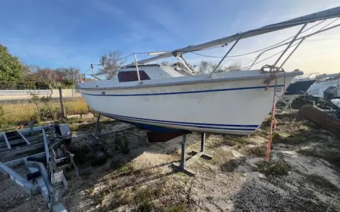 Voilier blanc "Serenita 55" sur remorque, prêt pour de nouvelles aventures sur l'eau.