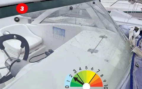 Tableau de bord d'un voilier, prêt pour l'entretien. Le volant est visible, ainsi qu'un indicateur de performance.