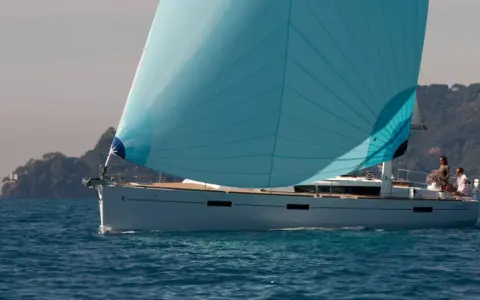 Voilier Oceanis 45 en pleine navigation, voile bleue gonflée par le vent. Idéal pour découvrir les caractéristiques de ce modèle.