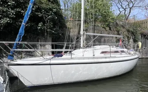 Voilier blanc amarré, prêt pour l'aventure. Fiche technique Jeanneau Aquila à découvrir.