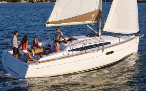 Un voilier Sun Odyssey 349 navigue avec une famille. La fiche technique de ce bateau est idéale pour des vacances en mer.