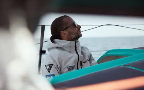 Ambrogio Beccaria, le regard tourné vers l'horizon, porte une veste de voile Musto.