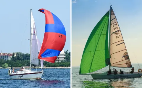 Deux voiliers naviguent sur l'eau. L'un arbore une grande voile rouge et bleue, prête à choquer. L'autre est équipé d'une voile verte éclatante.