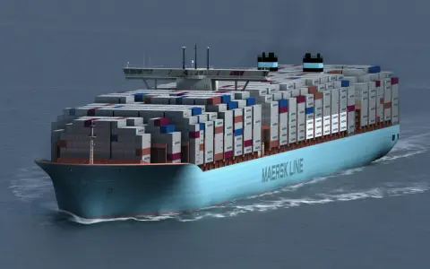 Un immense porte-conteneurs Maersk navigue sur une mer calme, chargé de milliers de conteneurs. La taille porte conteneur est impressionnante.