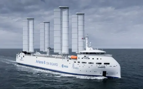 Le navire Canopée, avec ses voiles futuristes, illustre le transport à la voile moderne pour l'acheminement de pièces de fusée Ariane 6.