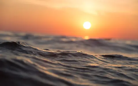Vague vague, le soleil se couche sur l'océan. Un moment parfait pour apprendre du vocabulaire maritime anglais.