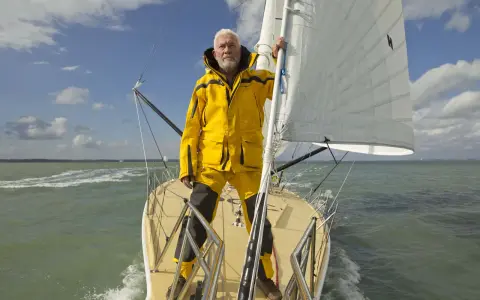 Robin Knox-Johnston, le légendaire navigateur, sur son voilier, prêt pour une nouvelle aventure en mer.
