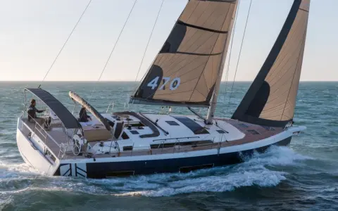 Voilier Dufour 470 en pleine navigation, voiles noires et blanches portant le numéro 470.