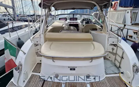 Vue arrière d'un bateau Bavaria 34, prêt pour une sortie en mer. Les avis sur ce modèle sont excellents.