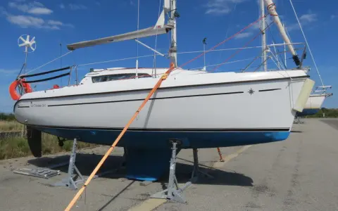 Voilier Sun Odyssey 24.1 blanc sur bers, prêt pour l'aventure.