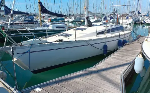 Voiliers blancs amarrés dans un port, prêts pour le départ au lever du soleil. 34 avis.