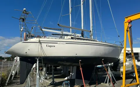 Voilier Attalia 32 "Ungern" sur bers, prêt pour sa fiche technique. Mât, voiles et quille visibles.