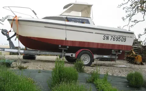 Bateau Esteou 530 sur remorque, prêt pour l'aventure. La fiche technique de ce modèle est souvent recherchée par les passionnés.