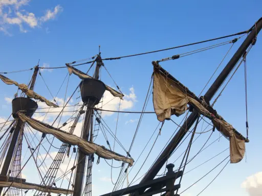 Mâts, cordages et voiles d'un vieux bateau, un aperçu du vocabulaire marin.