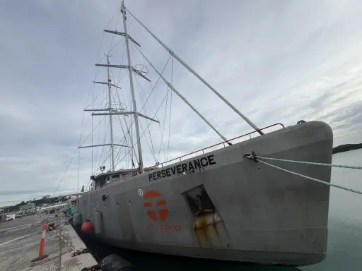 Le bateau "Perseverance" est amarré au quai, prêt pour de nouvelles aventures. Son nom incarne l'esprit d'exploration.