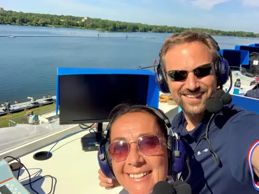 Adrien Hardy et sa collègue commentent une course sur un lac.