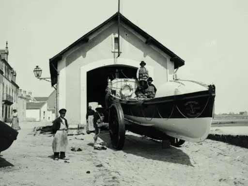 Un canot de sauvetage est sorti d'un hangar à Etel. Alain Bombard, le célèbre médecin et navigateur, aurait pu être à bord.