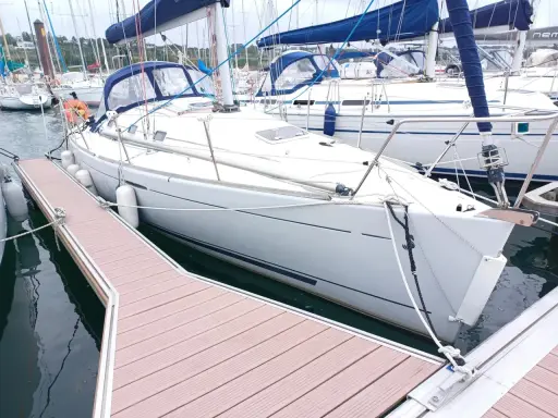 Voilier blanc amarré, prêt pour l'aventure. La première 31.7 fiche technique promet de belles navigations.