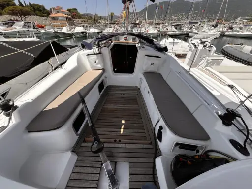 Cockpit d'un Sun Odyssey 32i, prêt pour l'aventure. Avis positifs sur ce voilier confortable et bien équipé.