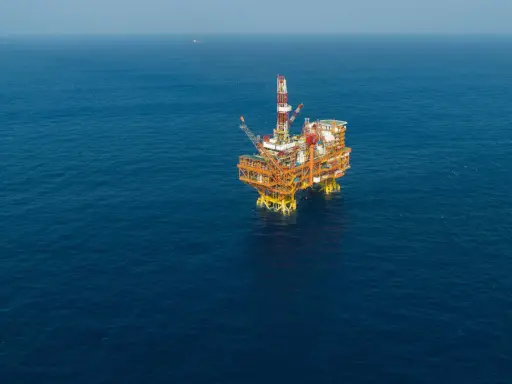 Plateforme pétrolière jackup isolée sur une mer bleue calme.