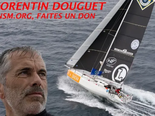 Le visage de Corentin Douguet, skipper, à côté de son voilier blanc et noir naviguant sur une mer agitée. SNSM.ORG, faites un don.